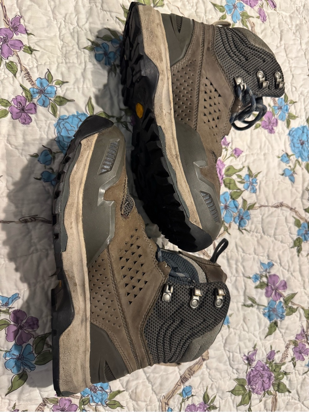 Vasque Men's Brown and Gray Mid-Cut Hiking Boots